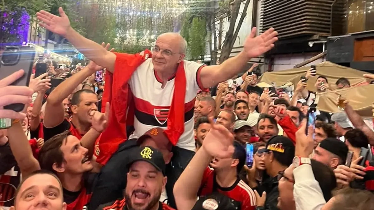 Ex-presidente do Flamengo, Eduardo Bandeira é ovacionado pela torcida em Lima, no Peru