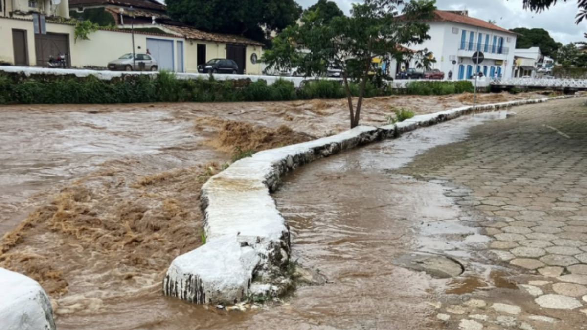 Ruas e ponte da cidade de Goiás são isolados por causa da cheia do rio Vermelho