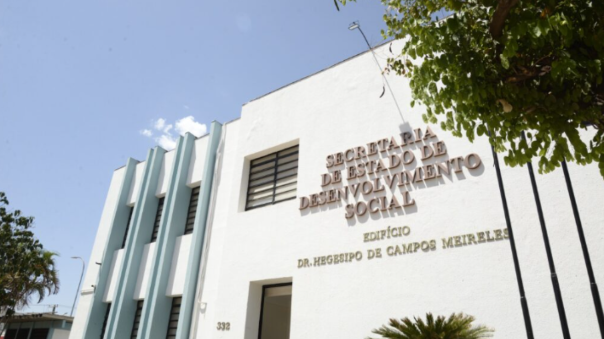 Governo de Goiás abre inscrições para processo seletivo com salário de até R$ 10,8 mil; confira