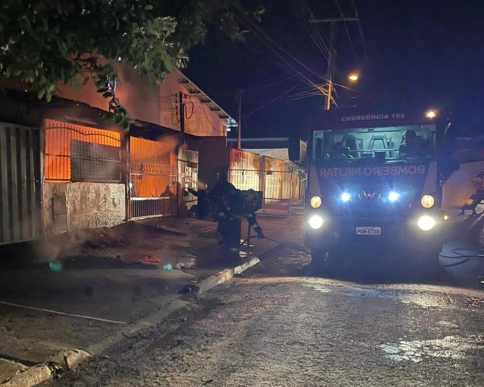 Carro pega fogo dentro de garagem em Goianésia, e Corpo de Bombeiros é acionado