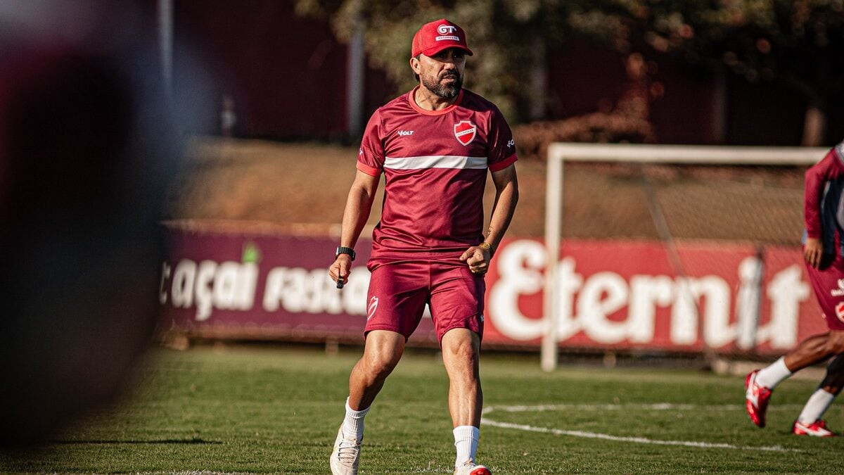 Vila Nova anuncia a saída do técnico Luizinho Lopes