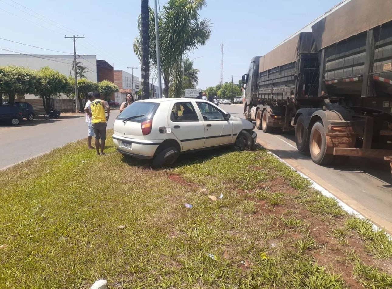 Carro para em cima de canteiro central depois de ser tirado da pista por carreta
