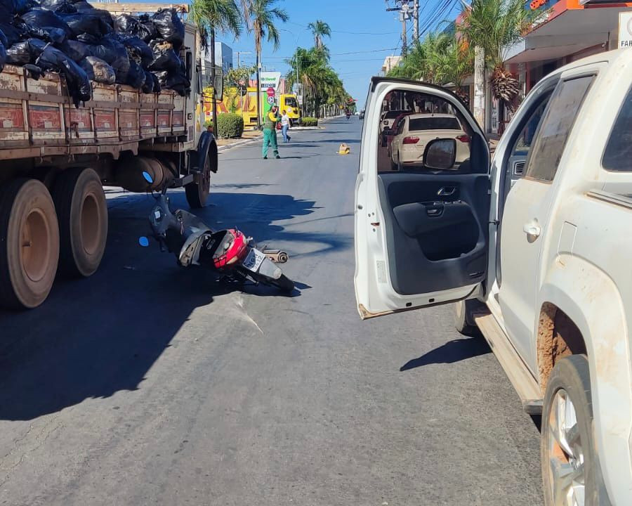 Abertura repentina de porta de veículo causa queda de motociclista no centro de Goianésia