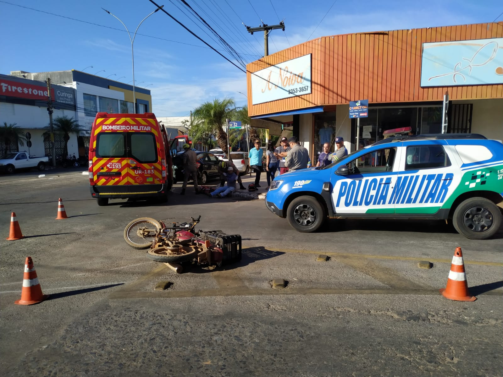 Bombeiros socorrem motociclista após acidente no bairro Carrilho