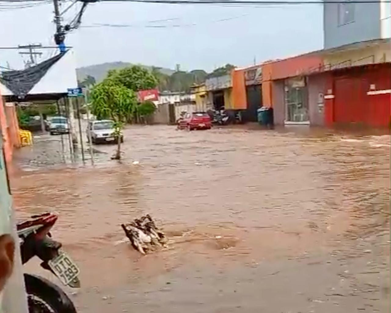 Chuva forte causa alagamentos em ruas de Goianésia em apenas poucos minutos