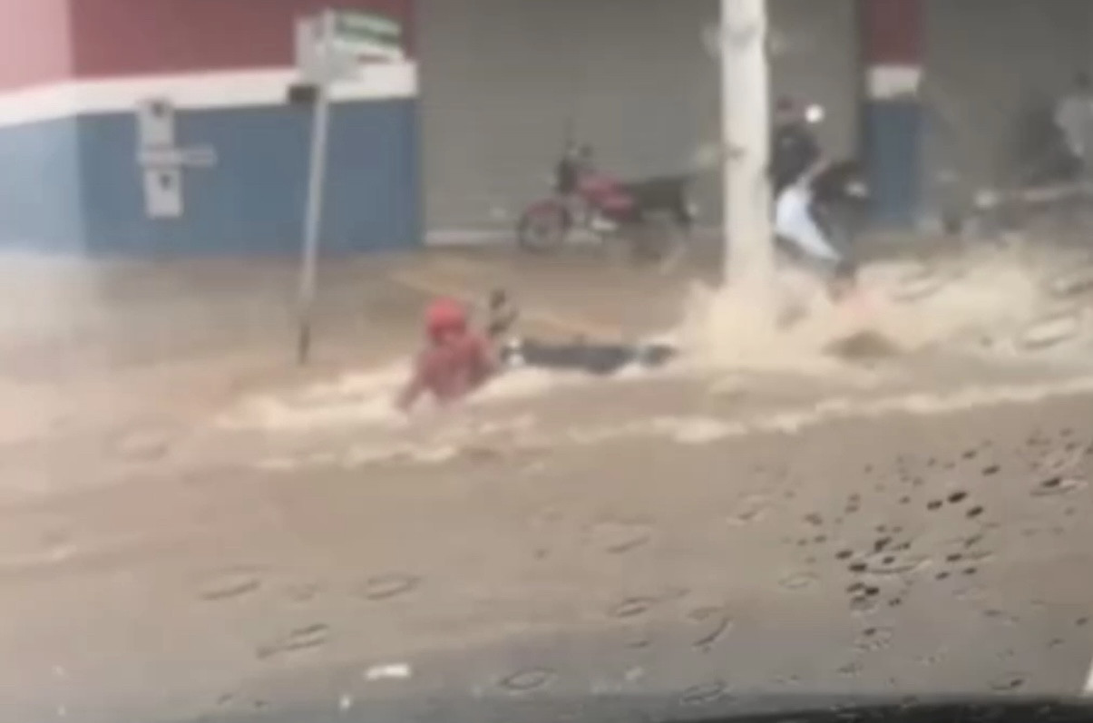 Motociclista é arrastado por enxurrada em Goianésia, mas é resgatado e salvo