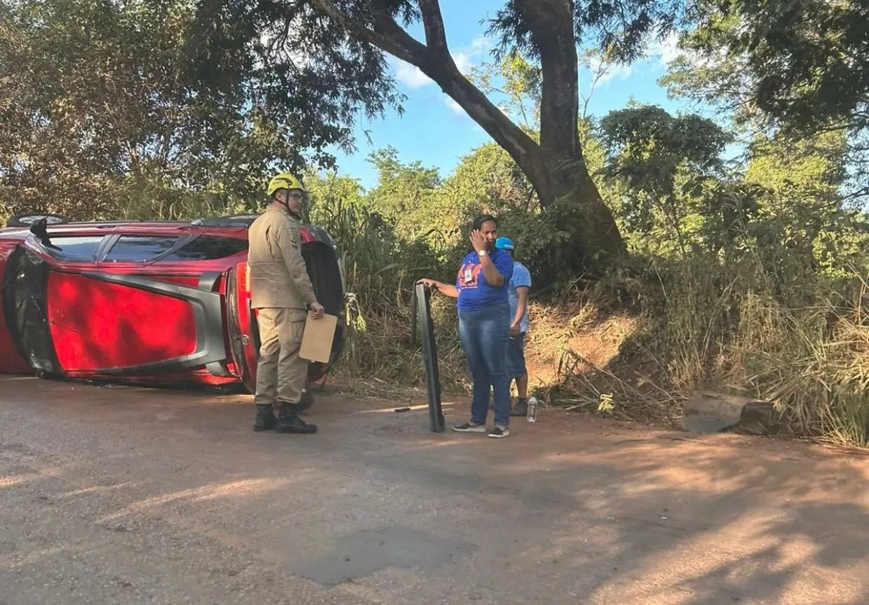 Bombeiros socorrem vítimas de capotamento entre Goianésia e Barro Alto