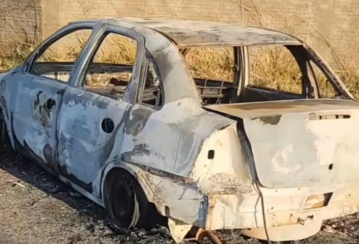 Carro é incendiado e abandonado em Jaraguá, veículo estava parado há dias