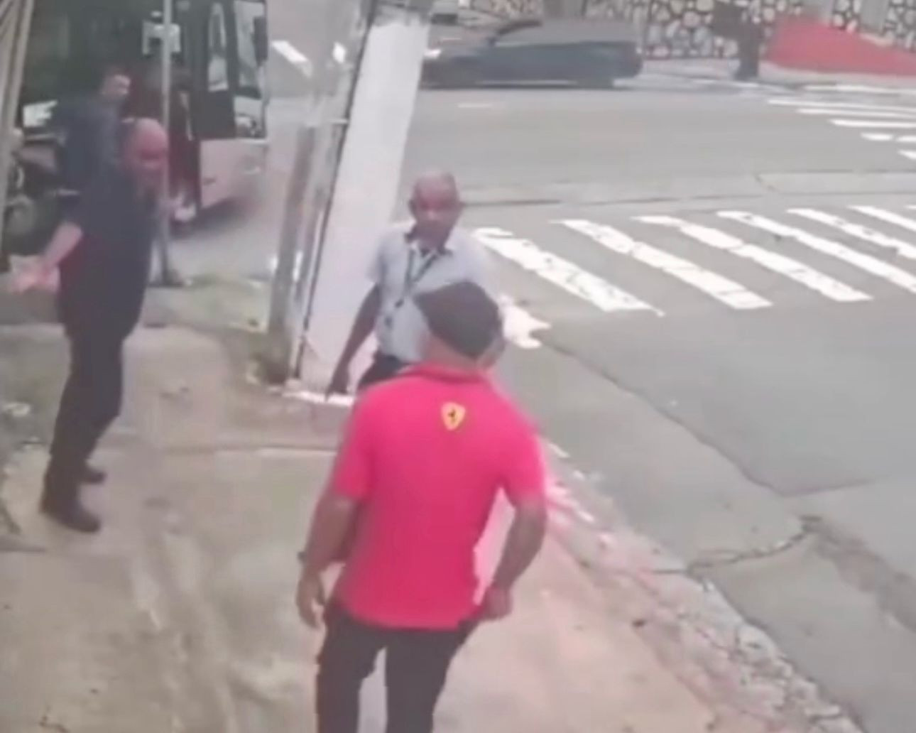 Motorista e passageiros de ônibus salvam mulher de estupro em São Paulo