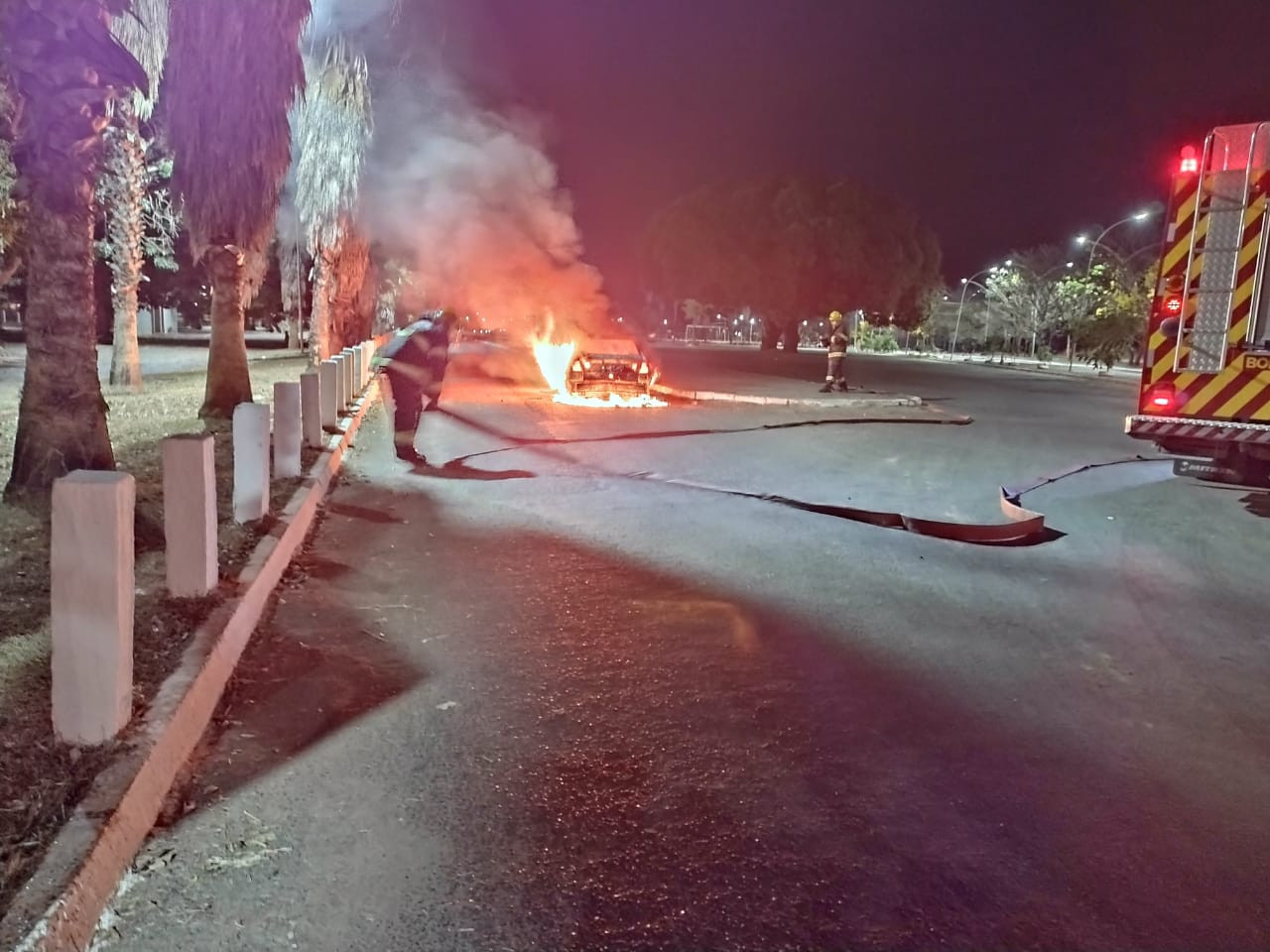 Carro pega fogo na Lagoa Princesa do Vale e Corpo de Bombeiros é acionado