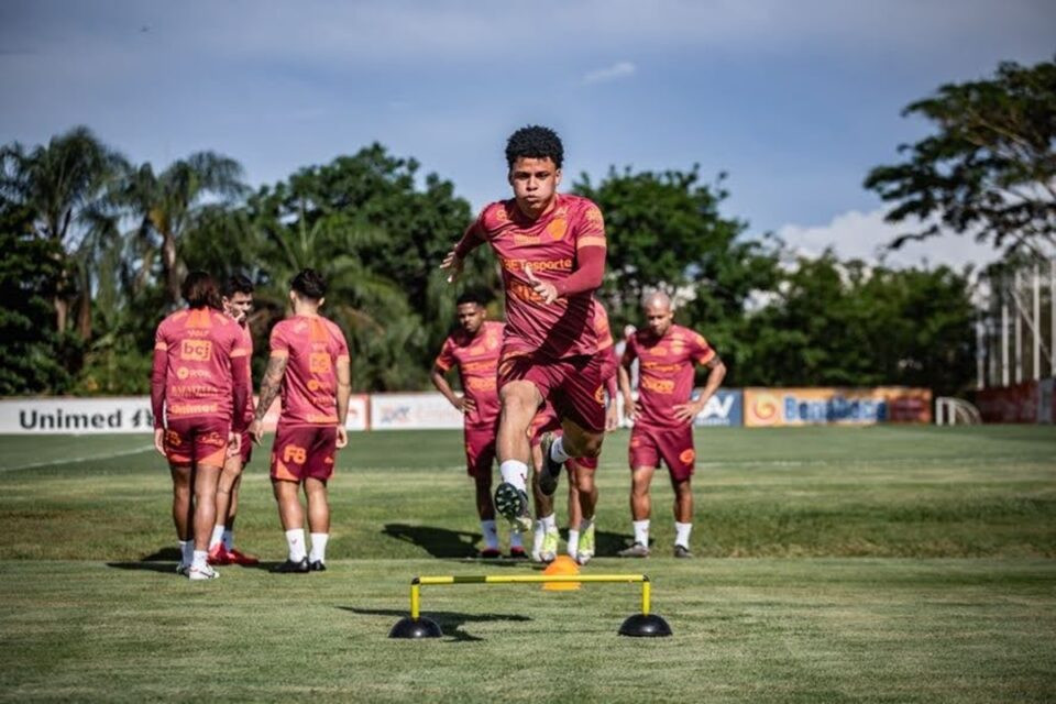 Com dúvida no ataque, confira a provável escalação do Vila Nova para enfrentar o Santos