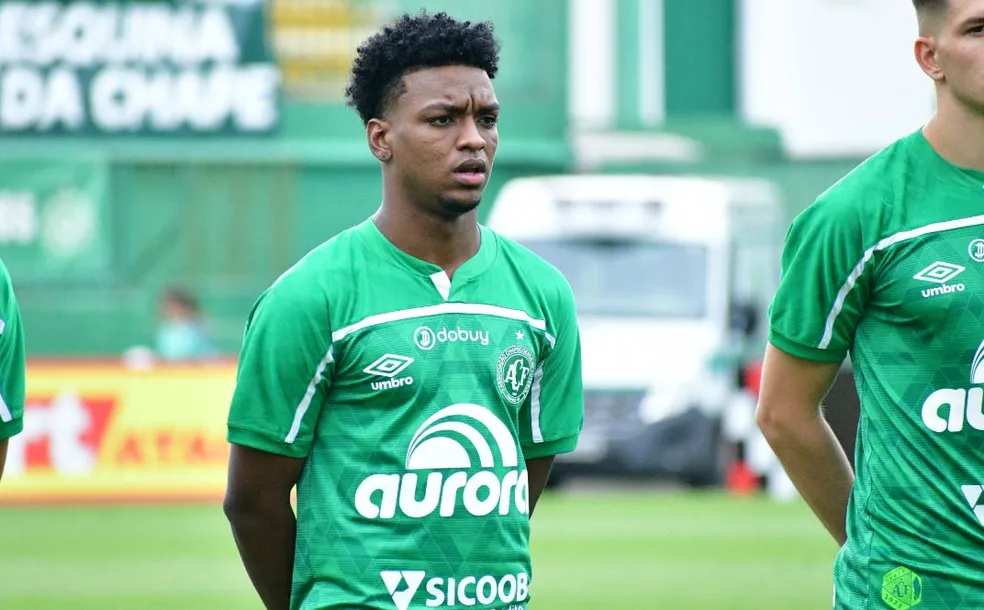 Goianésia acerta contratação de Caio Rangel, atacante que estava na Chapecoense