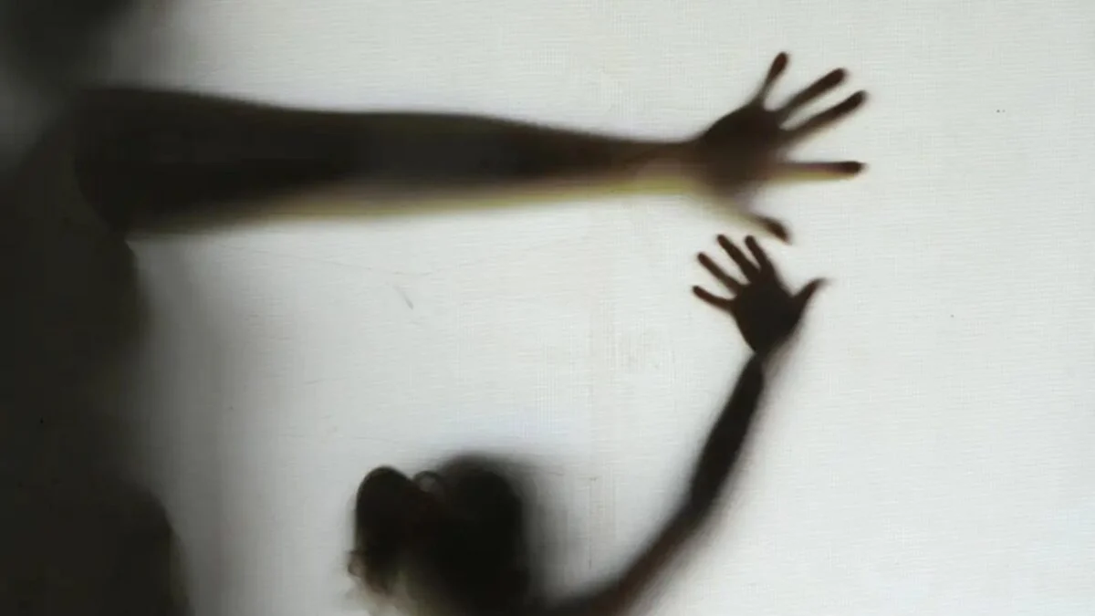 Criança de 9 anos é forçada pela madrasta a comer papel em Goianésia