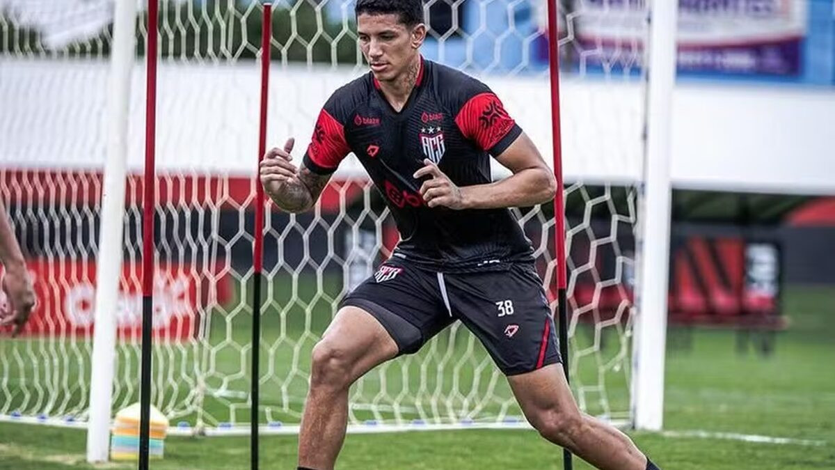 Atlético Goianiense empresta zagueiro e lateral para equipes do Paraná e de São Paulo