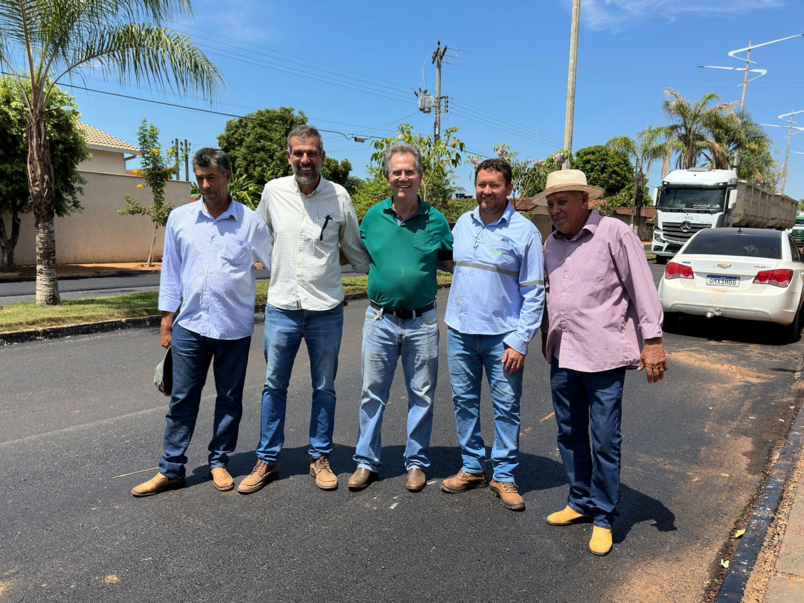 Prefeito de Barro Alto enaltece Renato de Castro durante visita a recapeamento em Souzalandia