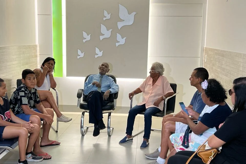 carpinteiro é velado sentado em poltrona em Goiânia a pedido de familiares do falecido