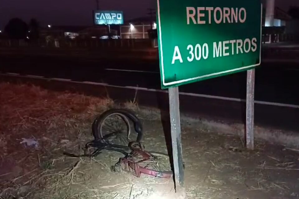 Homem de 41 anos é atropelado e morto ao cruzar BR-153 de bicicleta no escuro, em Acreúna