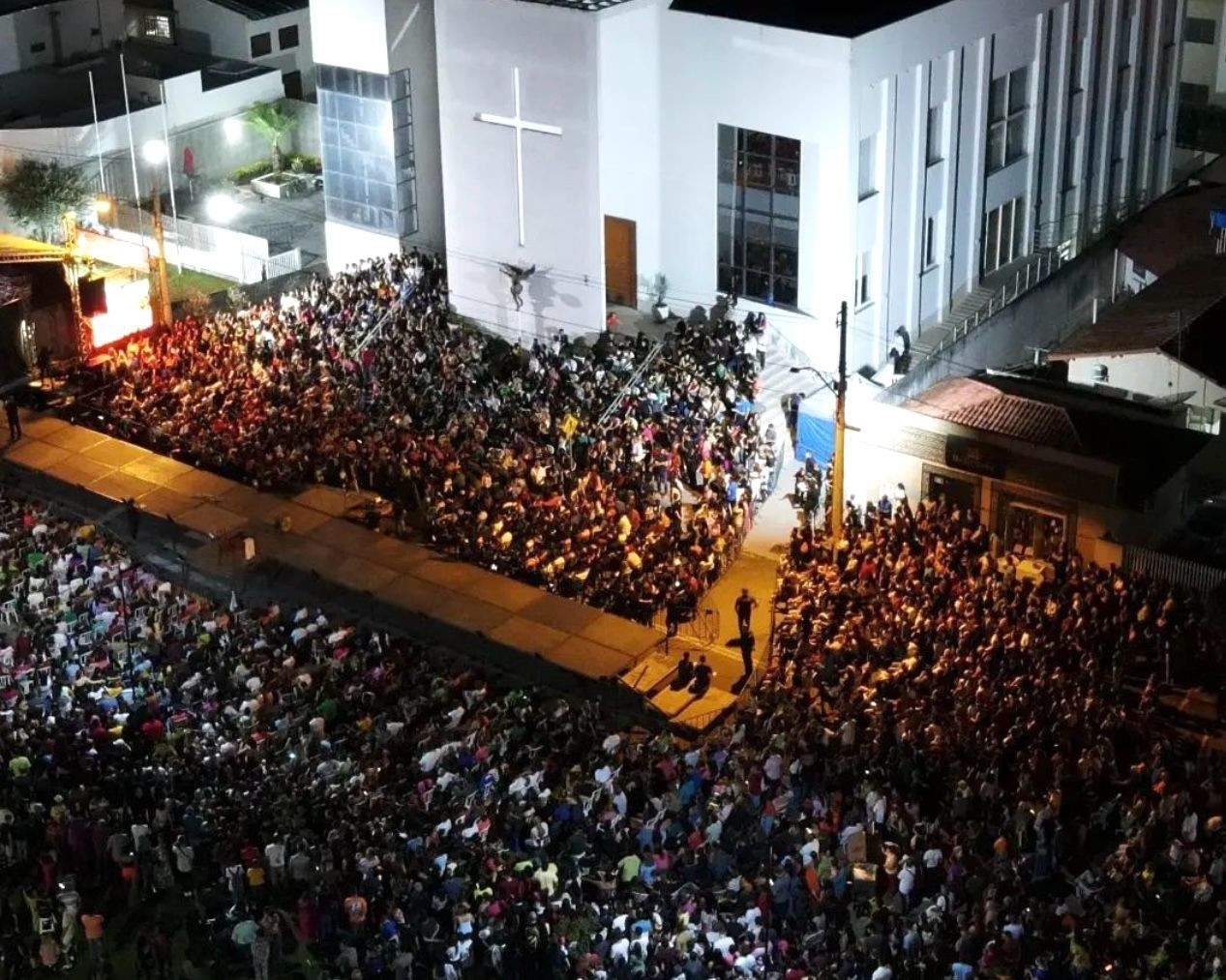 Milhares de fiéis lotam a apresentação do “Auto da Paixão” na cidade de Goianésia