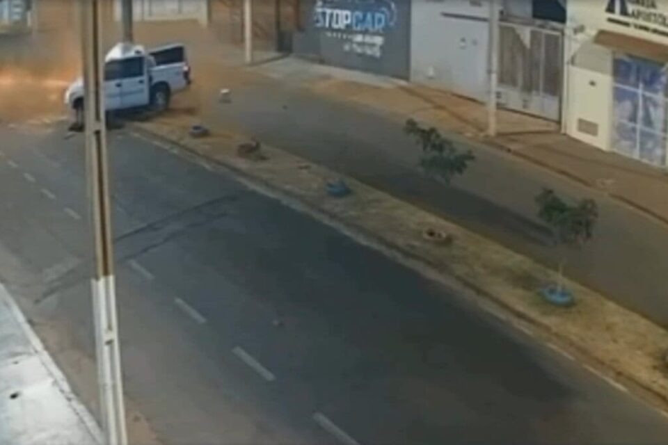 Itumbiara: Passageira morre após caminhonete bater em palmeira; vídeo