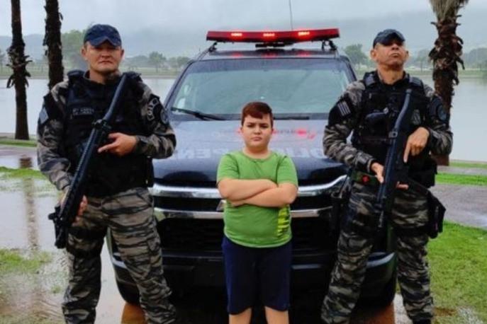 Admirador da polícia, menino de 11 anos celebra aniversário ao lado de policias