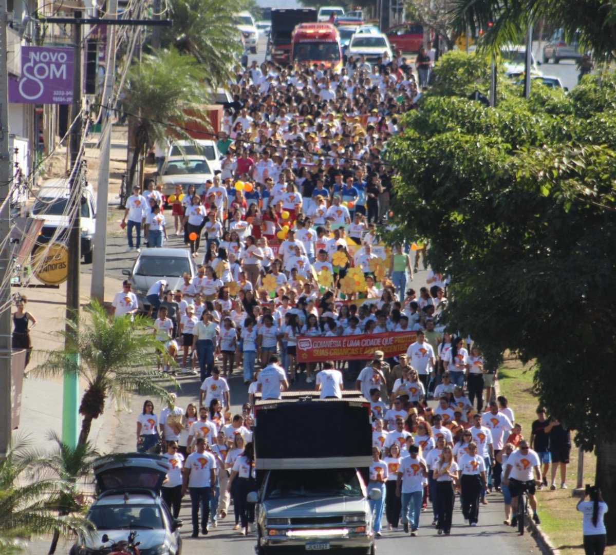 Caminhada do Maio Laranja reúne centenas de estudantes em mobilização contra o abuso infantil em Goianésia