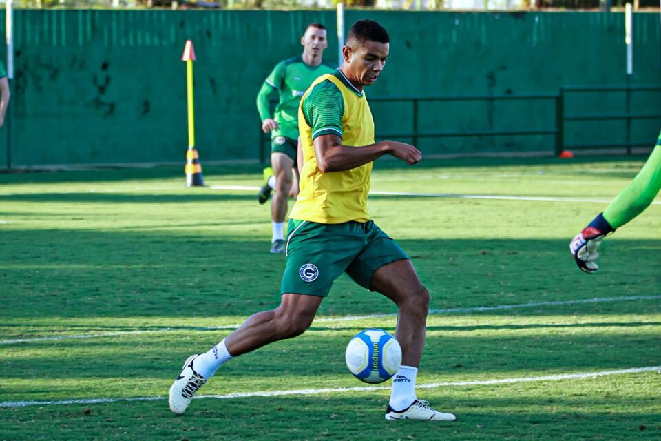 De olho na liderança, Goiás recebe o Botafogo-SP no estádio Hailé Pinheiro