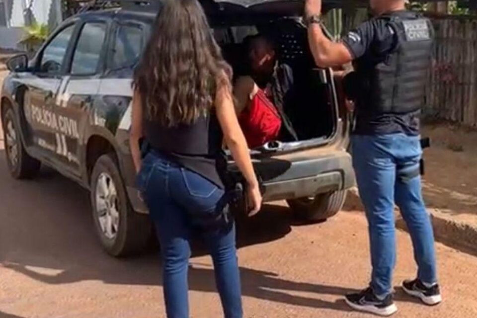 Filho é preso por tentar matar mãe de 97 anos com cabeça em privada, diz polícia