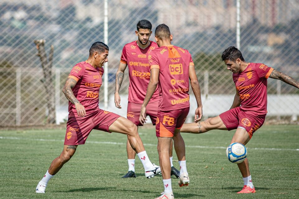 Melhor mandante da Série B, Vila Nova recebe o CRB para seguir dentro do G4 da competição