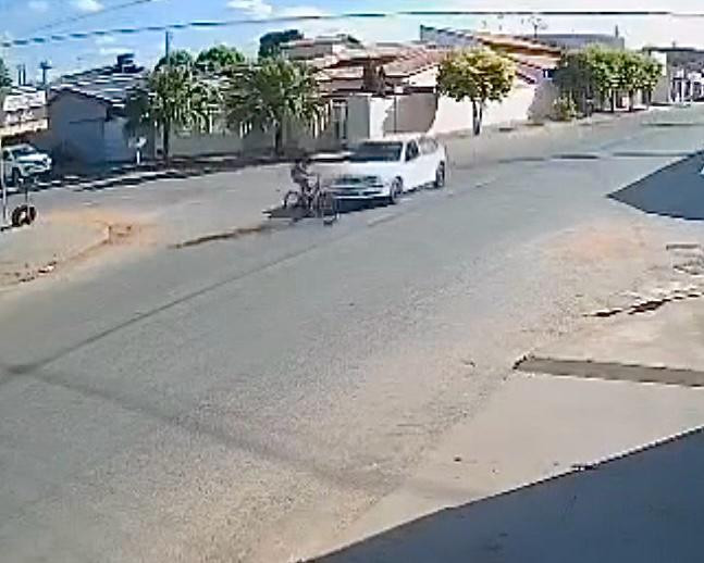 Vídeo mostra momento em que ciclista é atropelado por carro em Goianésia