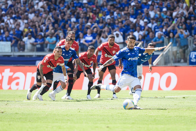 Atlético-GO sofre gol rápido, perde para o Cruzeiro e se mantém na lanterna da Série A
