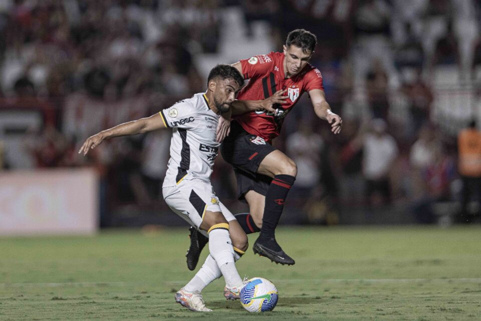Atlético Goianiense sai na frente, mas sofre virada no fim contra o Criciúma