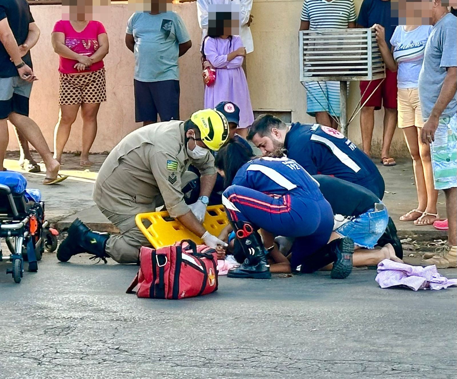 Criança é socorrida em estado grave depois de ser arremessada da carroceria de caminhonete