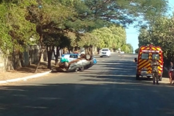 Homem embriagado capota carro, oferece suborno a policiais e acaba preso em Goianésia