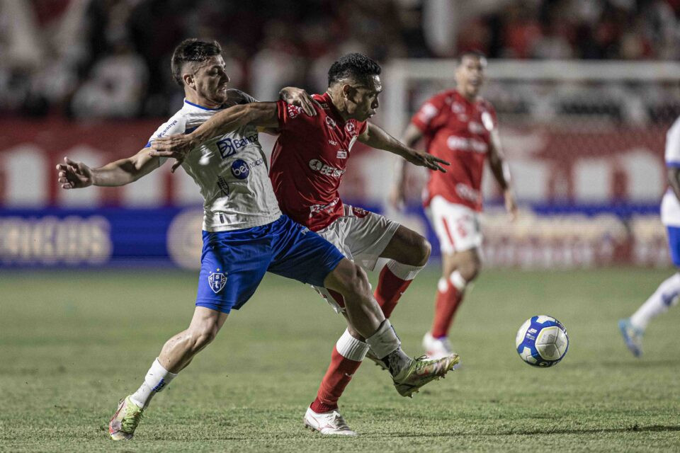 Vila Nova sai atrás, busca virada contra o Paysandu, mas sofre empate nos acréscimos