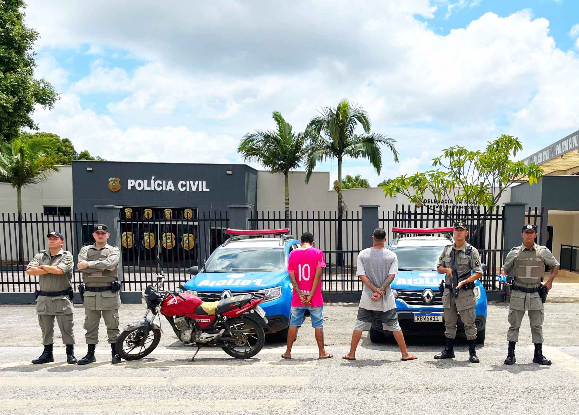 Polícia Militar de Goianésia prende dupla de traficantes de drogas no Muniz Falcão 