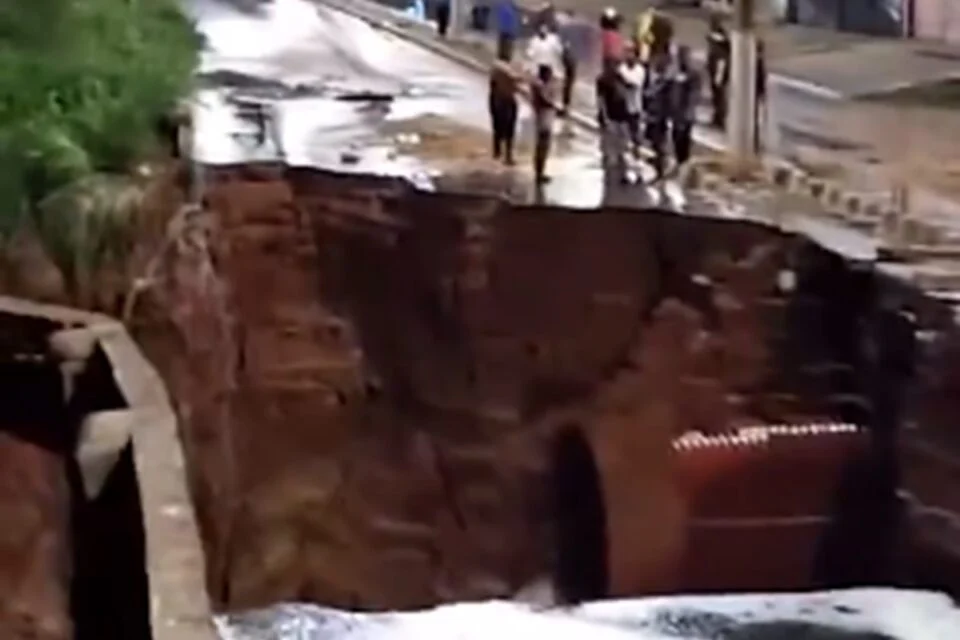 Fortes chuvas destroem parte de avenida em Luziânia e causam transtornos na cidade