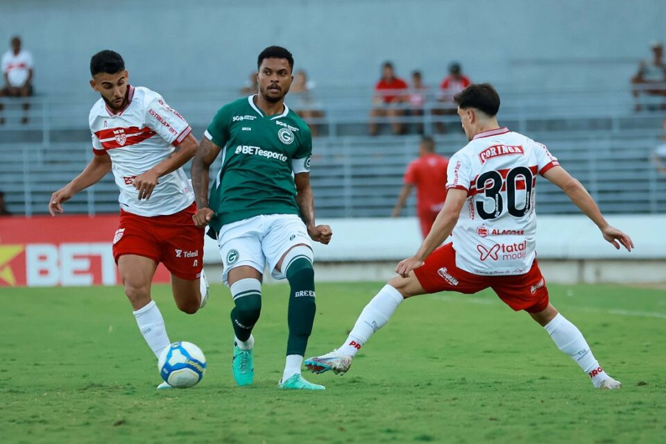 Com gol nos acréscimos, Goiás vence CRB e segue vivo na briga pelo acesso