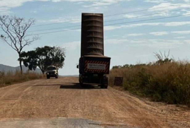 Vila Propício sem energia; caminhão caçamba provocou ruptura de cabos de energia