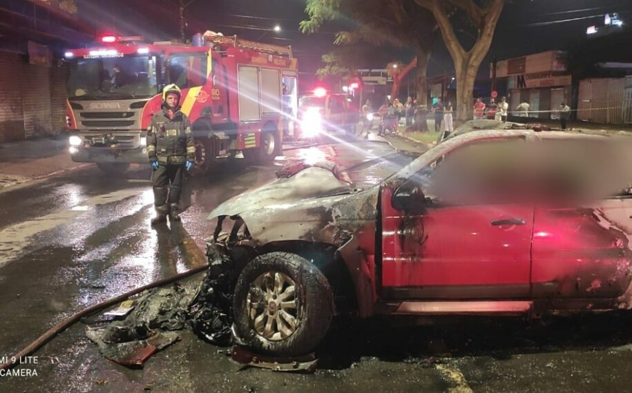 Incêndio após colisão entre carro e árvore mata 3 na Independência, em Goiânia