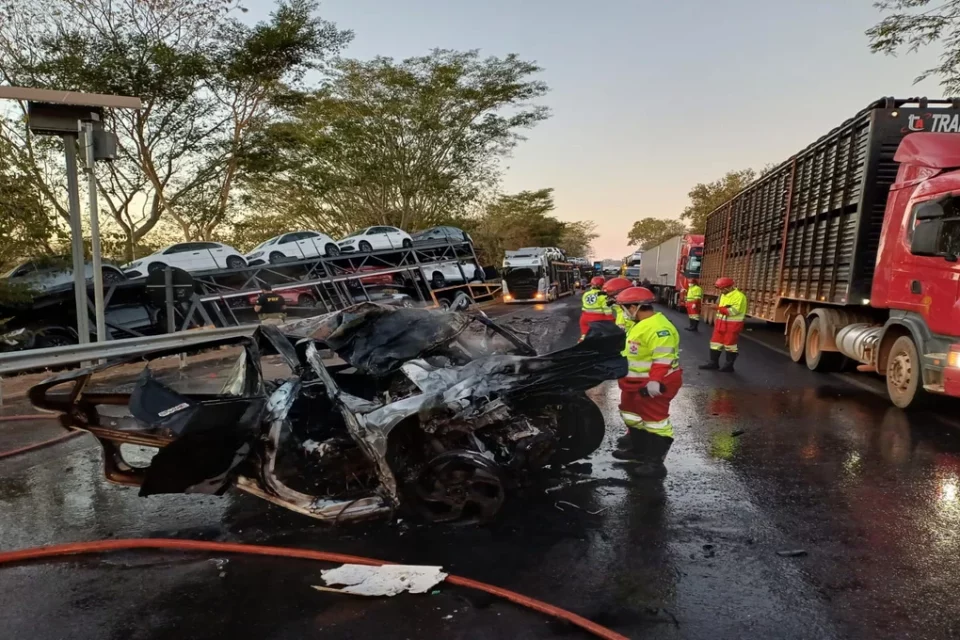 Colisão entre carro e carreta cegonha deixa motorista morto na BR-153