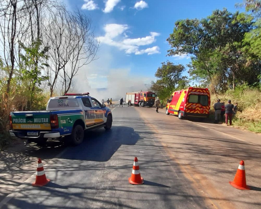 Embriagado, motorista bate em motociclista e seu carro pega fogo em Goianésia