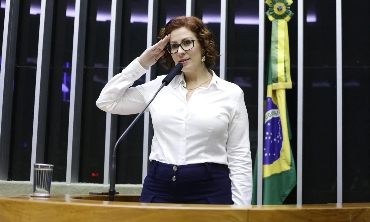 Carla Zambelli: a situação da deputada que deixou o país após ser condenada a prisão