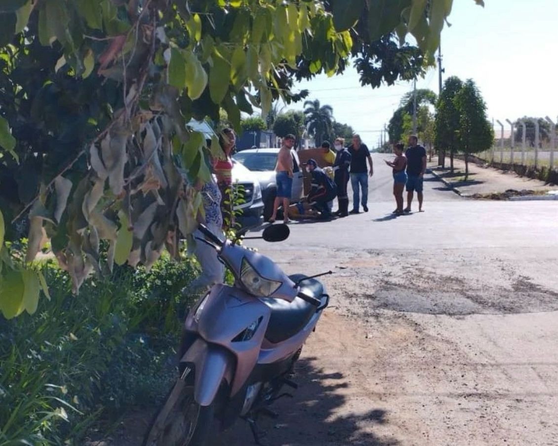 Acidente entre carro e moto deixa vítima ferida no cruzamento da Rua 12 com a Avenida Contorno