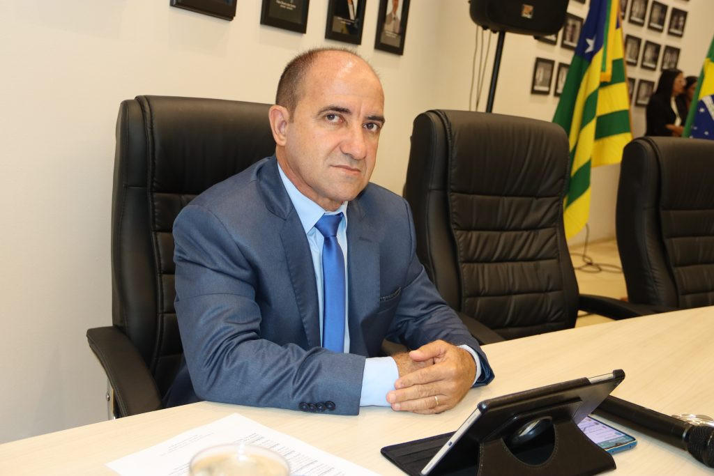 Geraldinho pede instalação de estrutura coberta de ponto de ônibus para o Granville