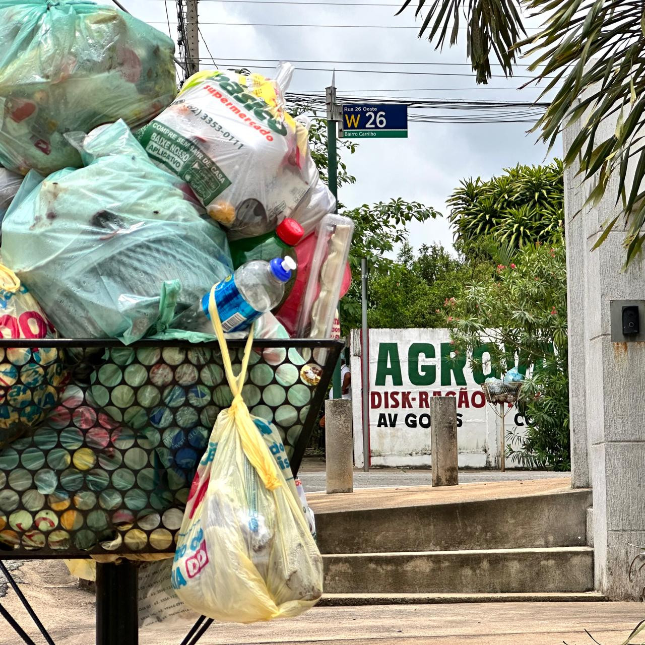 Lixo continua acumulado em vários bairros de Goianésia; vereadores pedem providências
