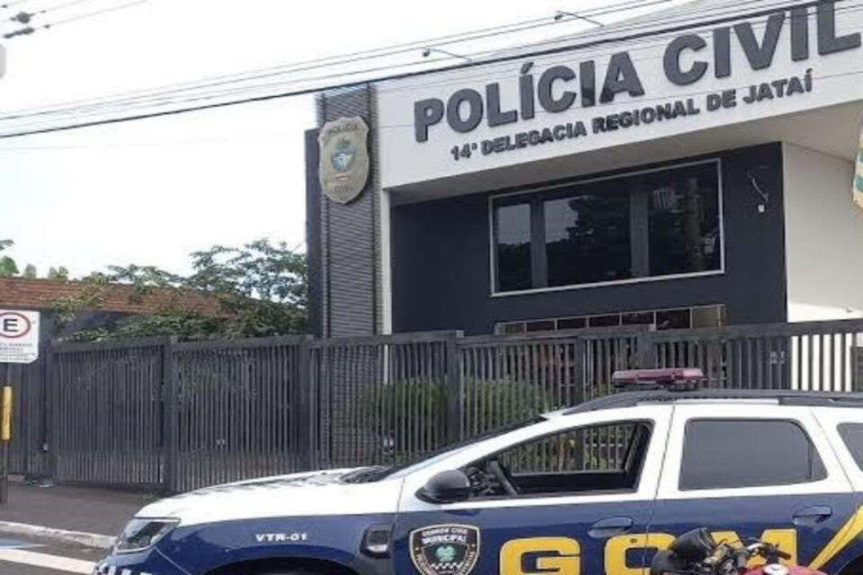 Idoso é flagrado praticando zoofilia e diz que estava “brincando” com cachorro em Jataí