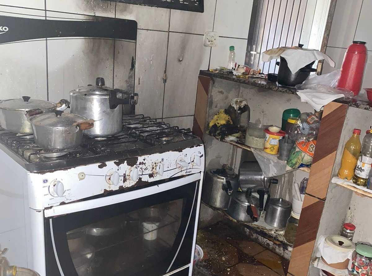 Panela esquecida no fogo provoca incêndio no bairro Dona Fiíca; Corpo de Bombeiros é acionado