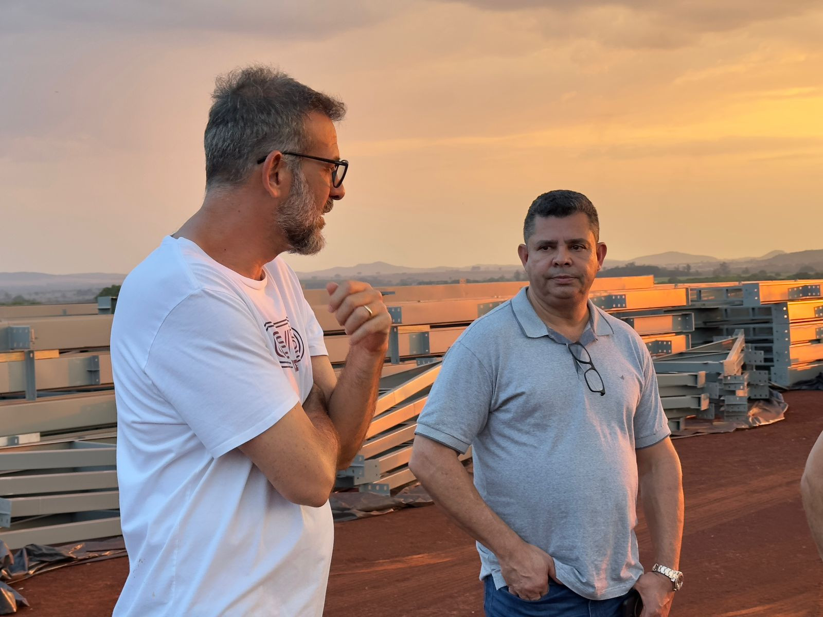 Renato de Castro visita construção da Fricó, acompanhado do proprietário Alcir Marques