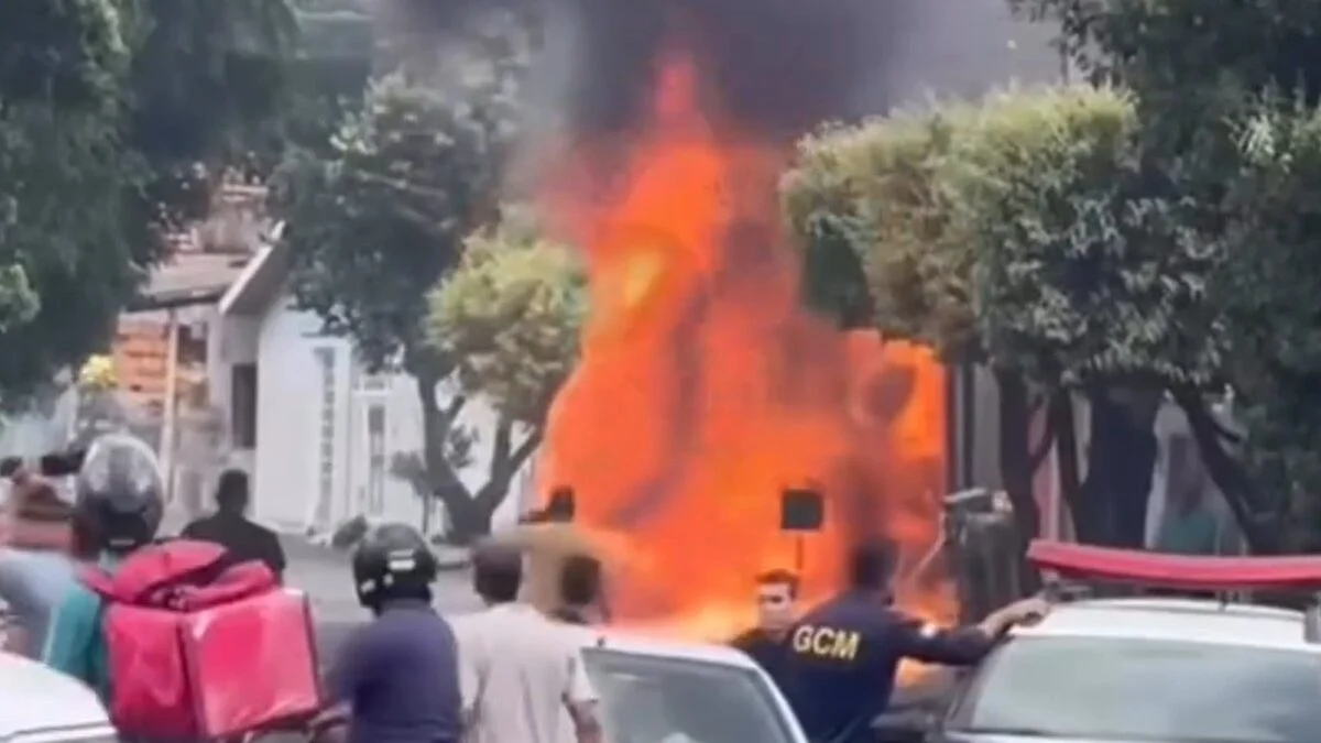 Caminhão tomba e pega fogo próximo a shopping em Rio Verde