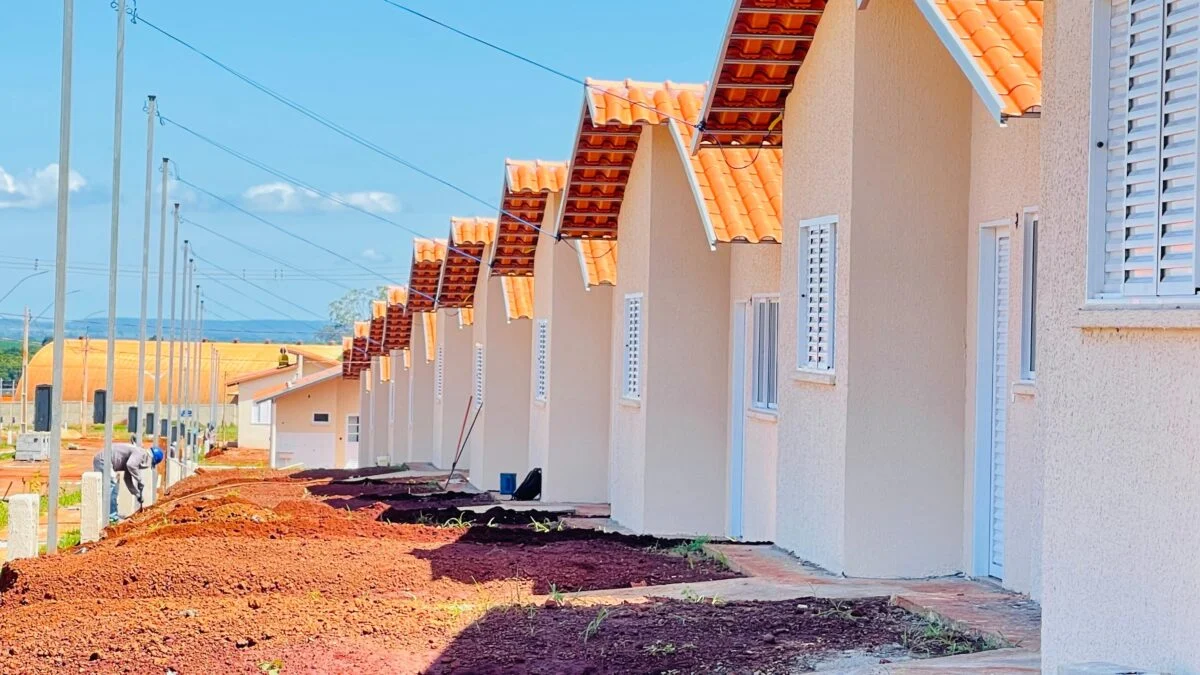 Baldy e ministro Jader Barbalho Filho entregam casas em Montes Claros de Goiás na véspera de Natal